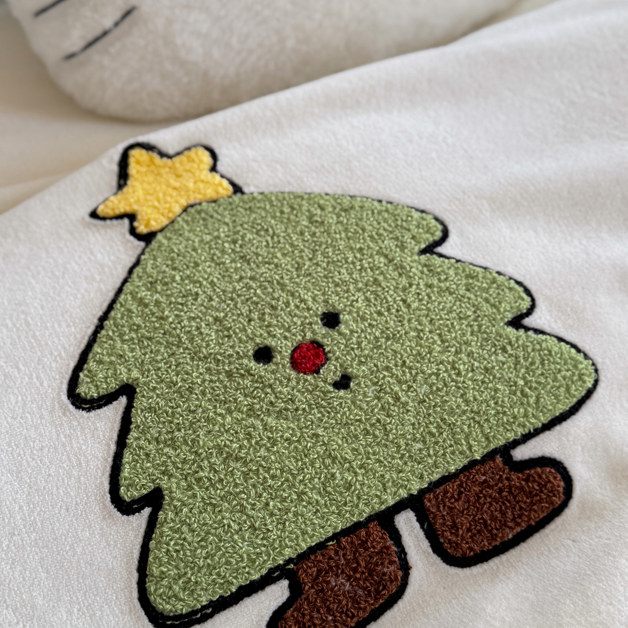 91家纺网 家纺一手货源 找家纺 美乐迪家纺 2025新款牛奶绒卡通绣花四件套 苹果猫