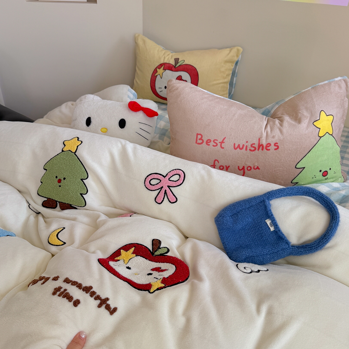 91家纺网 家纺一手货源 找家纺 美乐迪家纺 2025新款牛奶绒卡通绣花四件套 苹果猫