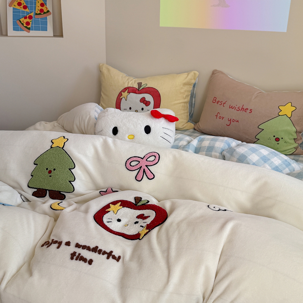 91家纺网 家纺一手货源 找家纺 美乐迪家纺 2025新款牛奶绒卡通绣花四件套 苹果猫