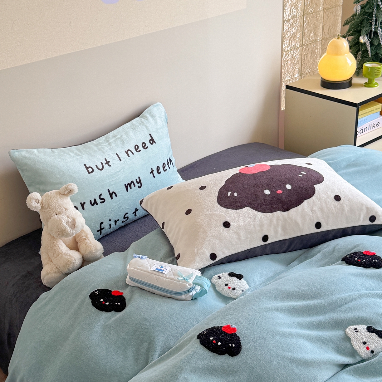 91家纺网 家纺一手货源 找家纺 美乐迪家纺 2025新款牛奶绒卡通绣花四件套 狗狗物语