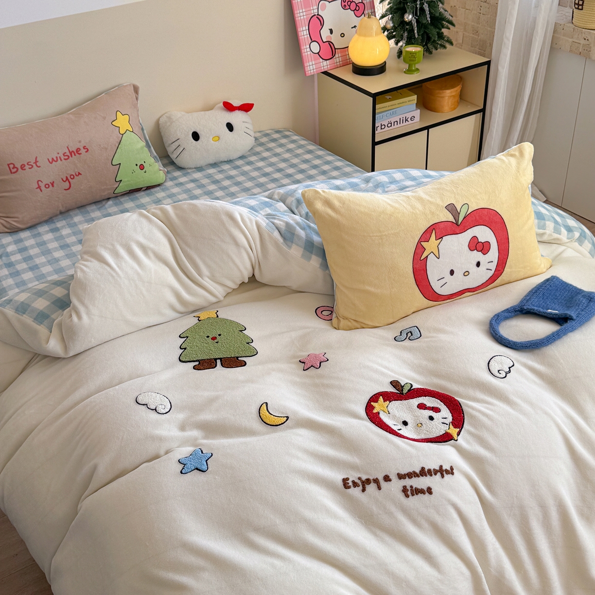 91家纺网 家纺一手货源 找家纺 美乐迪家纺 2025新款牛奶绒卡通绣花四件套 苹果猫