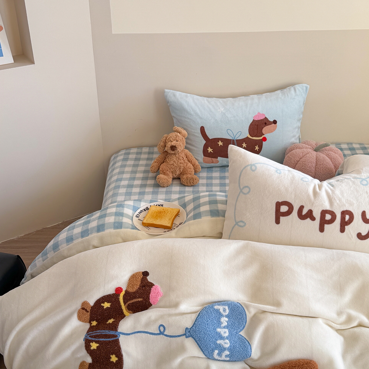 91家纺网 家纺一手货源 找家纺 美乐迪家纺 2025新款牛奶绒卡通绣花四件套 气球腊肠狗