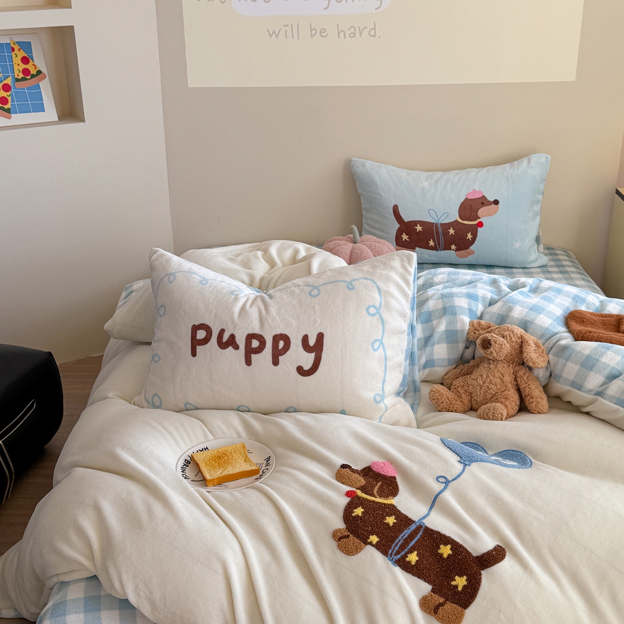 91家纺网 家纺一手货源 找家纺 美乐迪家纺 2025新款牛奶绒卡通绣花四件套 气球腊肠狗