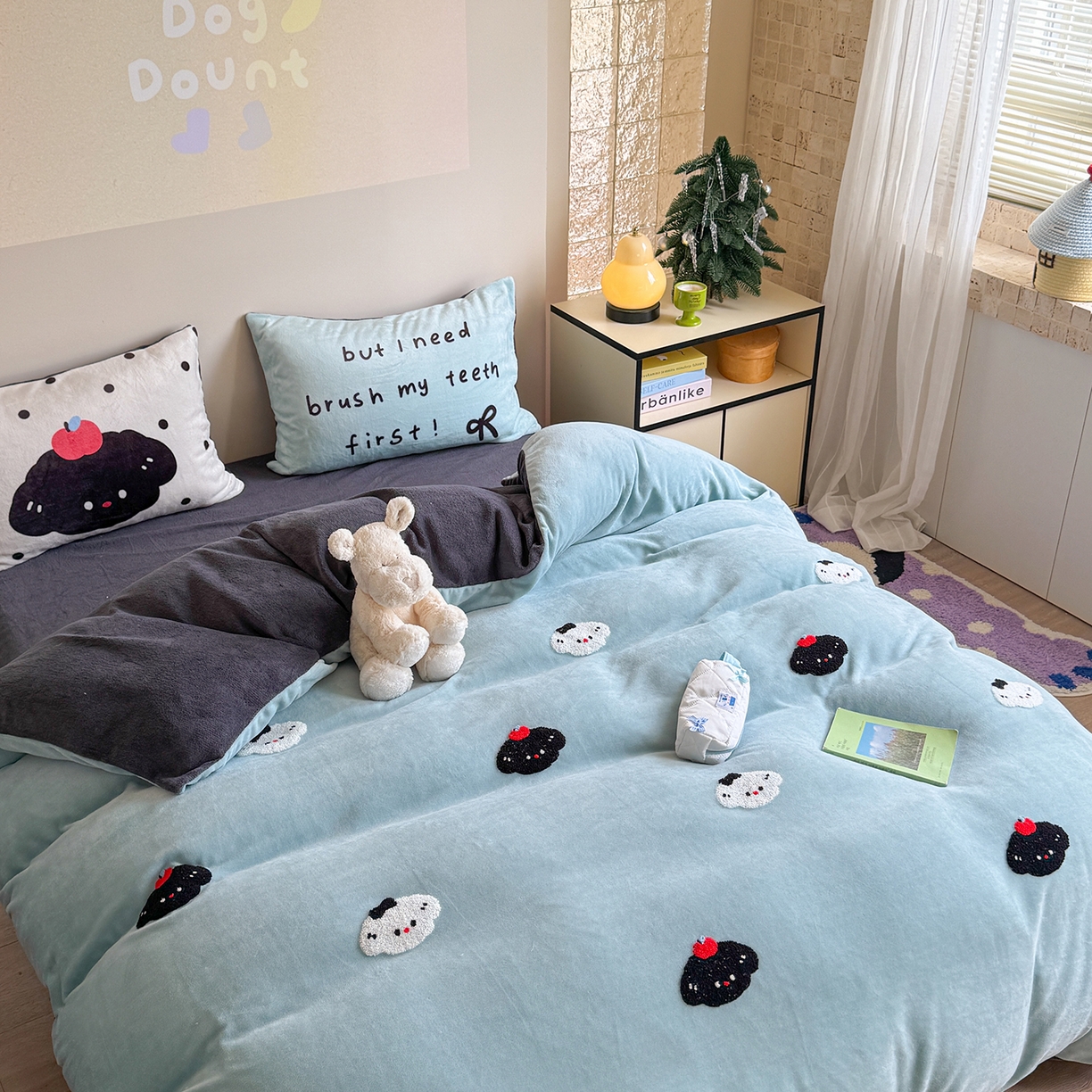 91家纺网 家纺一手货源 找家纺 美乐迪家纺 2025新款牛奶绒卡通绣花四件套 狗狗物语