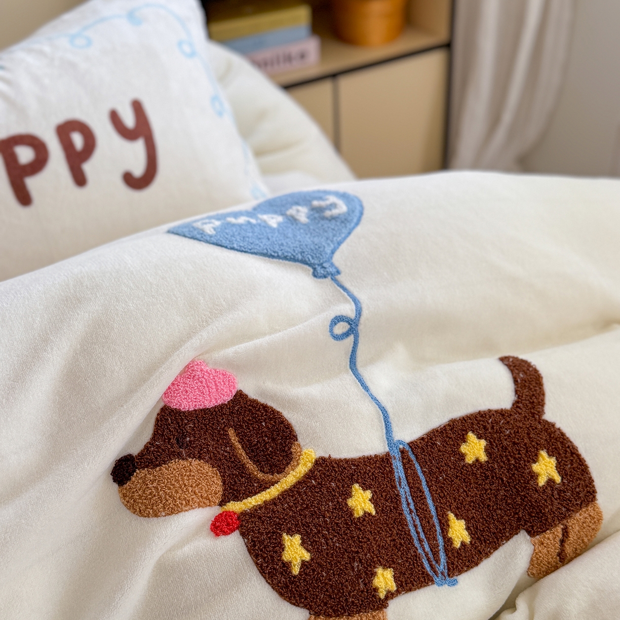 91家纺网 家纺一手货源 找家纺 美乐迪家纺 2025新款牛奶绒卡通绣花四件套 气球腊肠狗