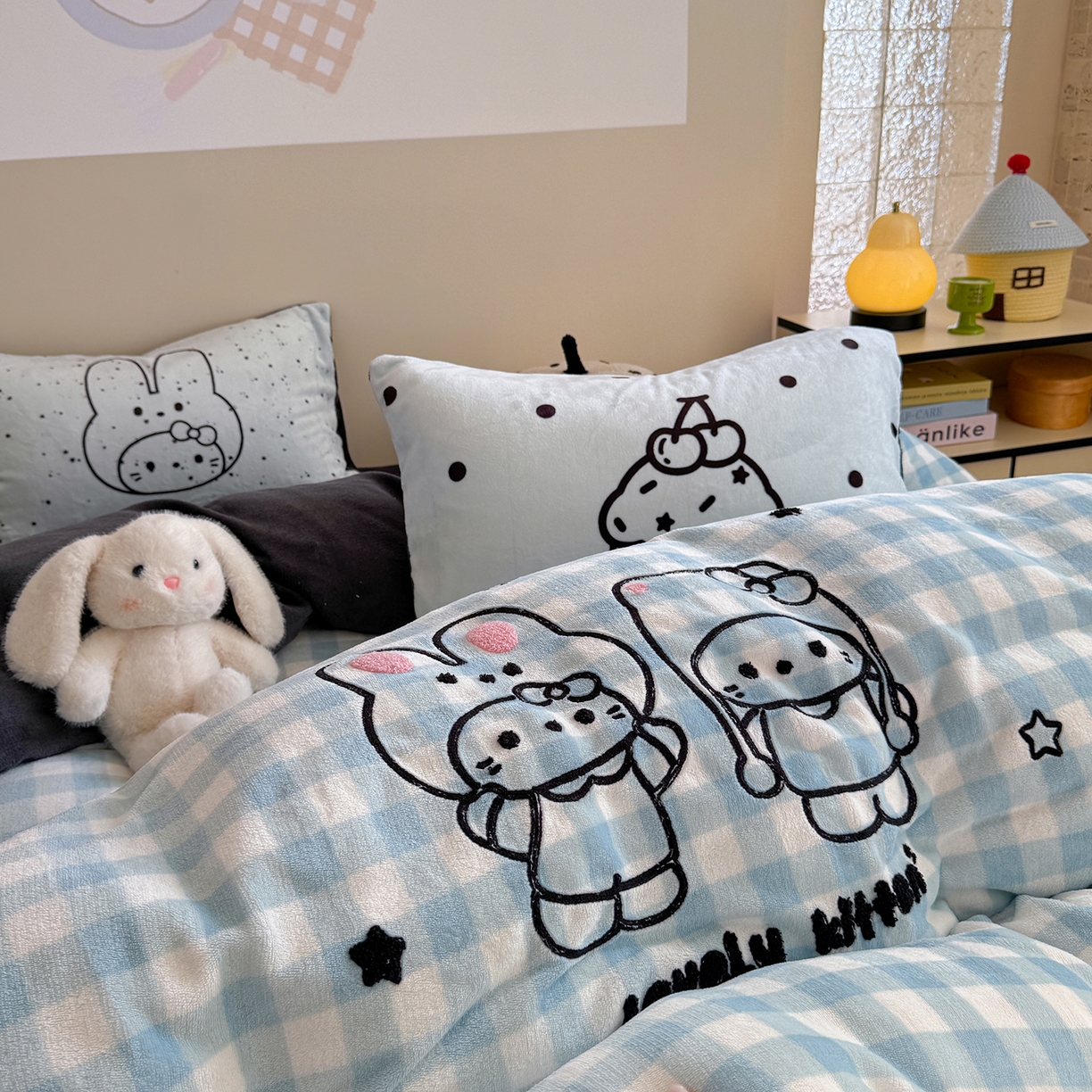 91家纺网 家纺一手货源 找家纺 美乐迪家纺 2025新款牛奶绒卡通绣花四件套 甜蜜伙伴