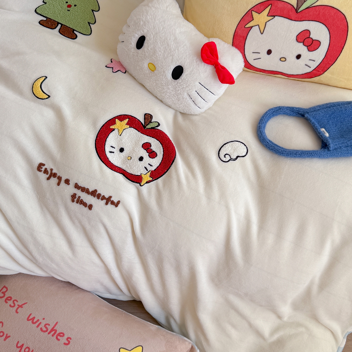 91家纺网 家纺一手货源 找家纺 美乐迪家纺 2025新款牛奶绒卡通绣花四件套 苹果猫