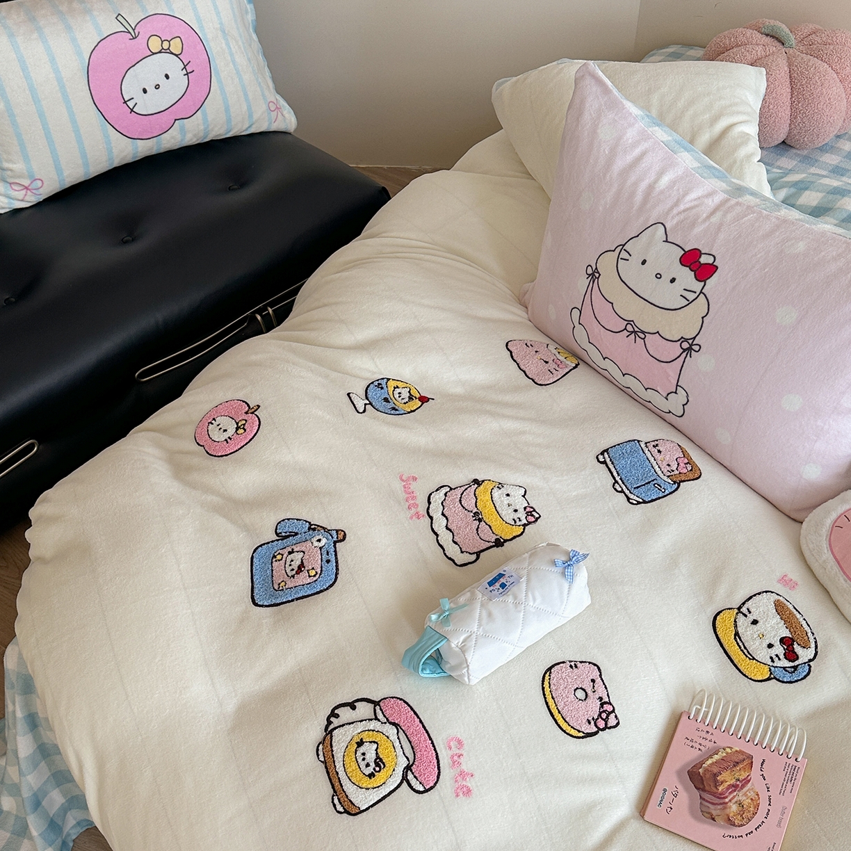 91家纺网 家纺一手货源 找家纺 美乐迪家纺 2025新款牛奶绒卡通绣花四件套 猫咪杂物社