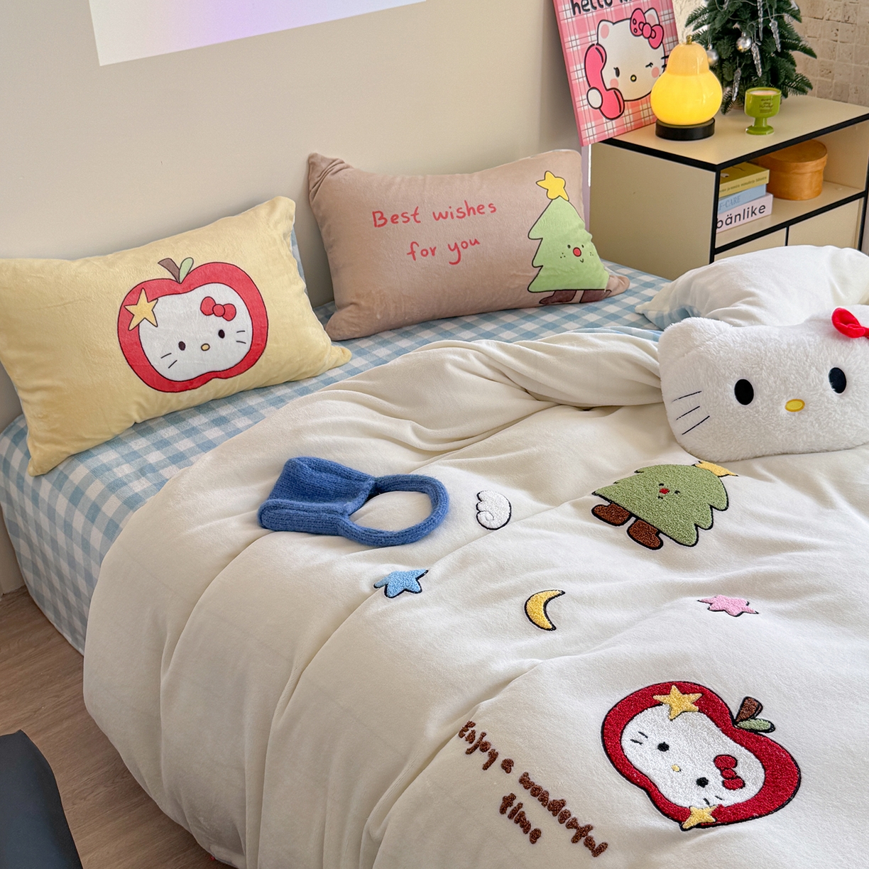 91家纺网 家纺一手货源 找家纺 美乐迪家纺 2025新款牛奶绒卡通绣花四件套 苹果猫