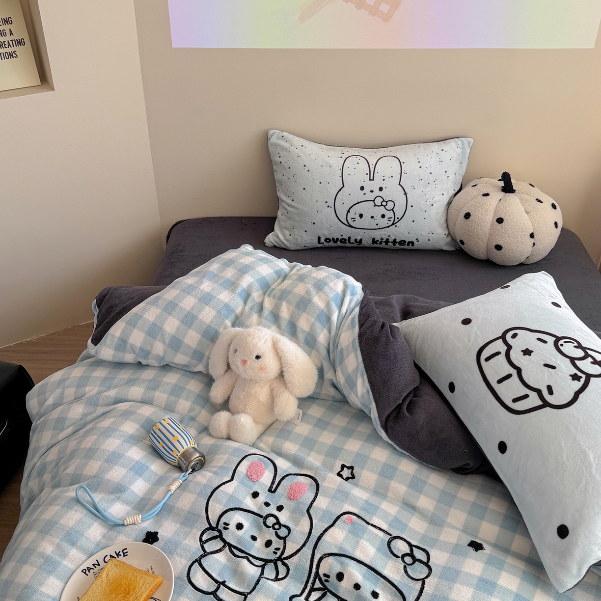 91家纺网 家纺一手货源 找家纺 美乐迪家纺 2025新款牛奶绒卡通绣花四件套 甜蜜伙伴