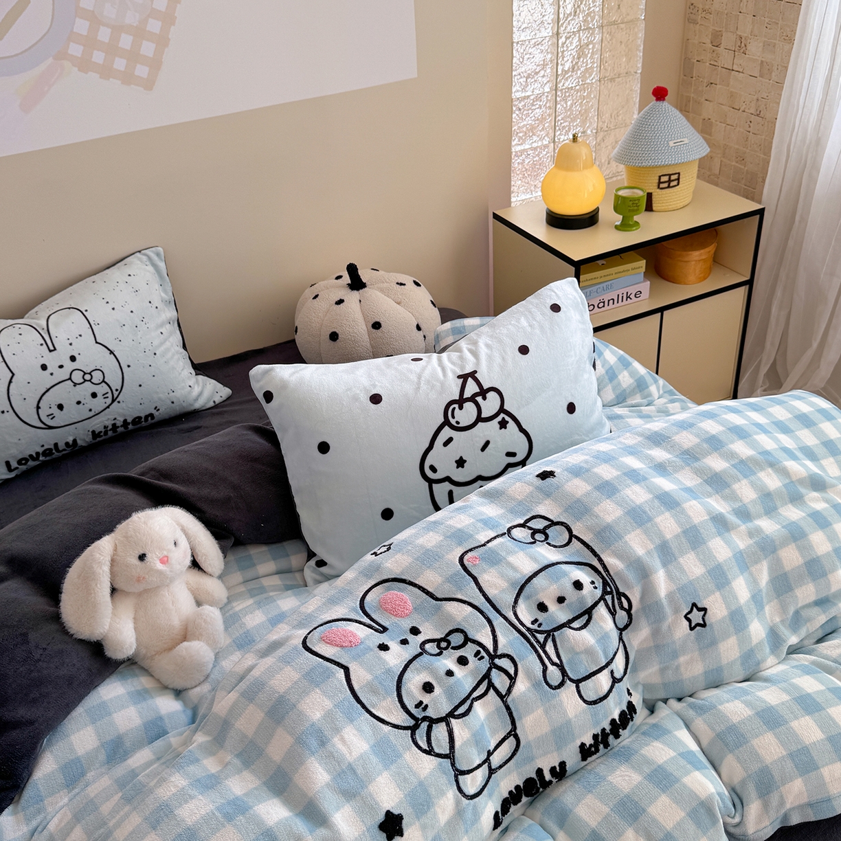 91家纺网 家纺一手货源 找家纺 美乐迪家纺 2025新款牛奶绒卡通绣花四件套 甜蜜伙伴