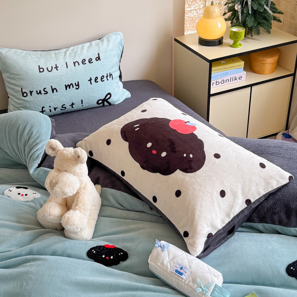 91家纺网 家纺一手货源 找家纺 美乐迪家纺 2025新款牛奶绒卡通绣花四件套 狗狗物语