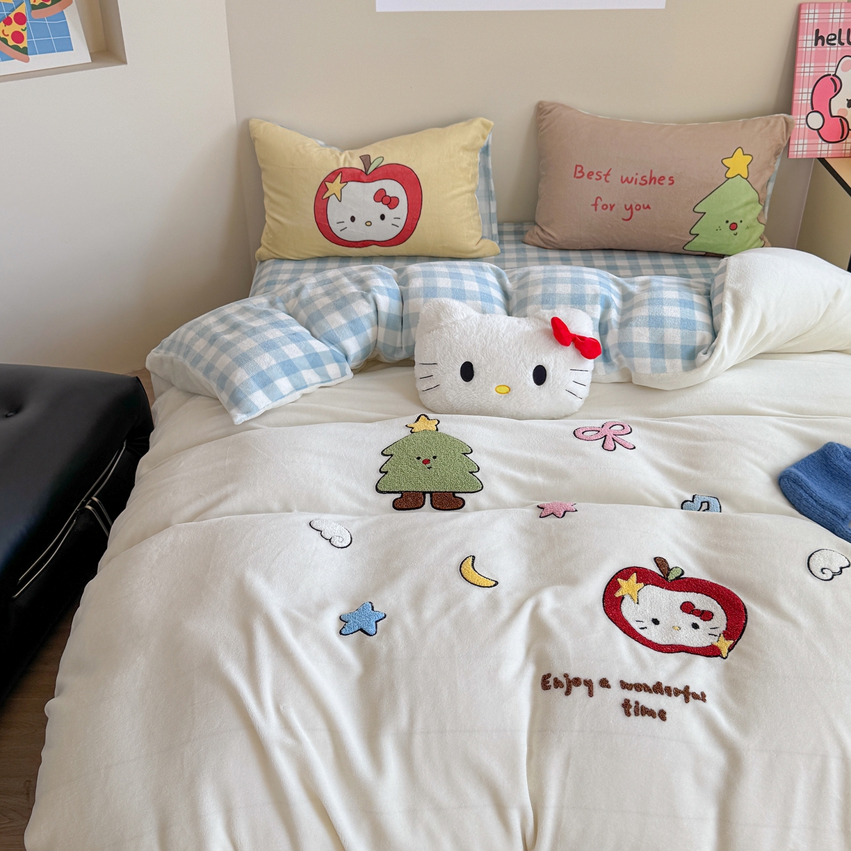 91家纺网 家纺一手货源 找家纺 美乐迪家纺 2025新款牛奶绒卡通绣花四件套 苹果猫