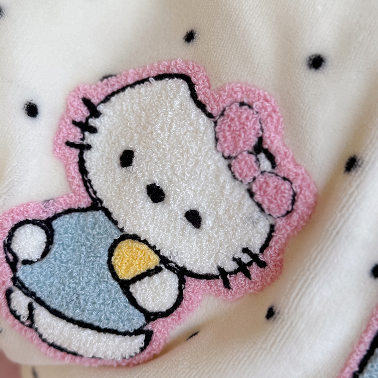 91家纺网 家纺一手货源 找家纺 美乐迪家纺 2025新款牛奶绒卡通绣花四件套 猫咪小屋