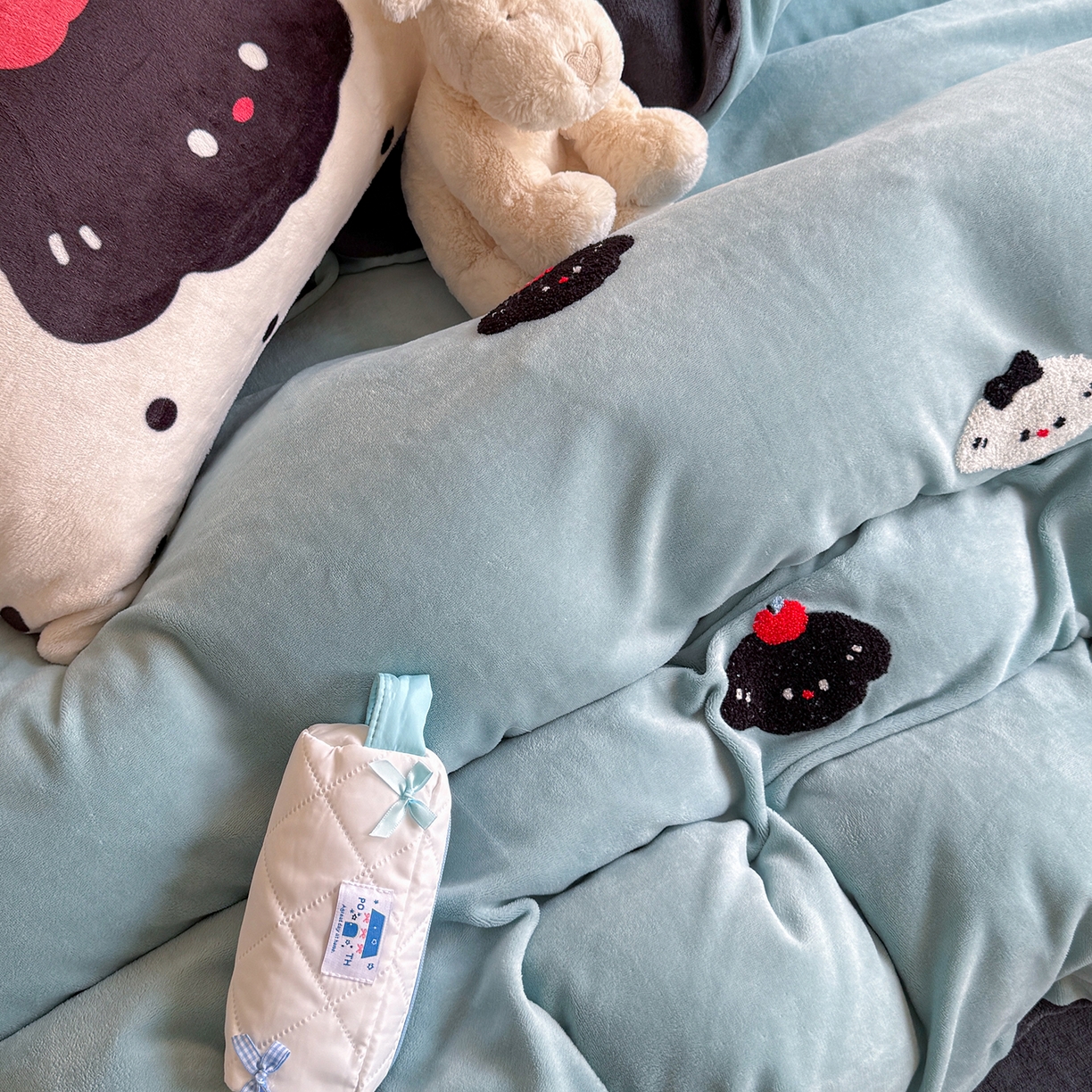 91家纺网 家纺一手货源 找家纺 美乐迪家纺 2025新款牛奶绒卡通绣花四件套 狗狗物语