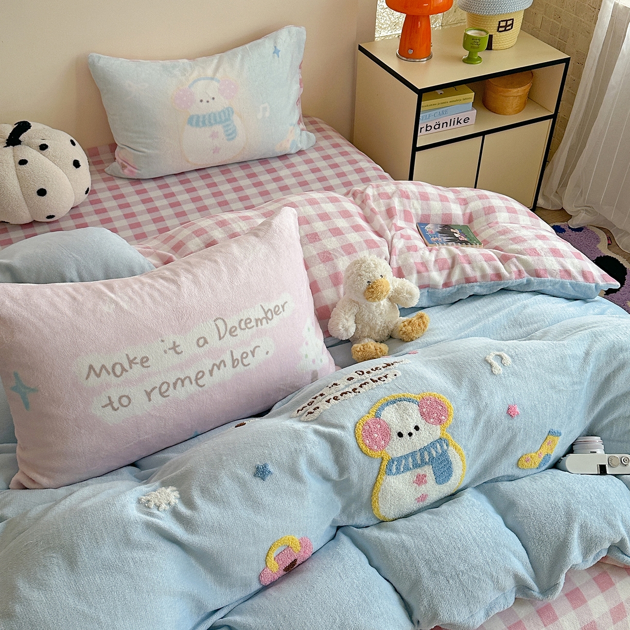 91家纺网 家纺一手货源 找家纺 美乐迪家纺 2025新款牛奶绒卡通绣花四件套 雪人童话