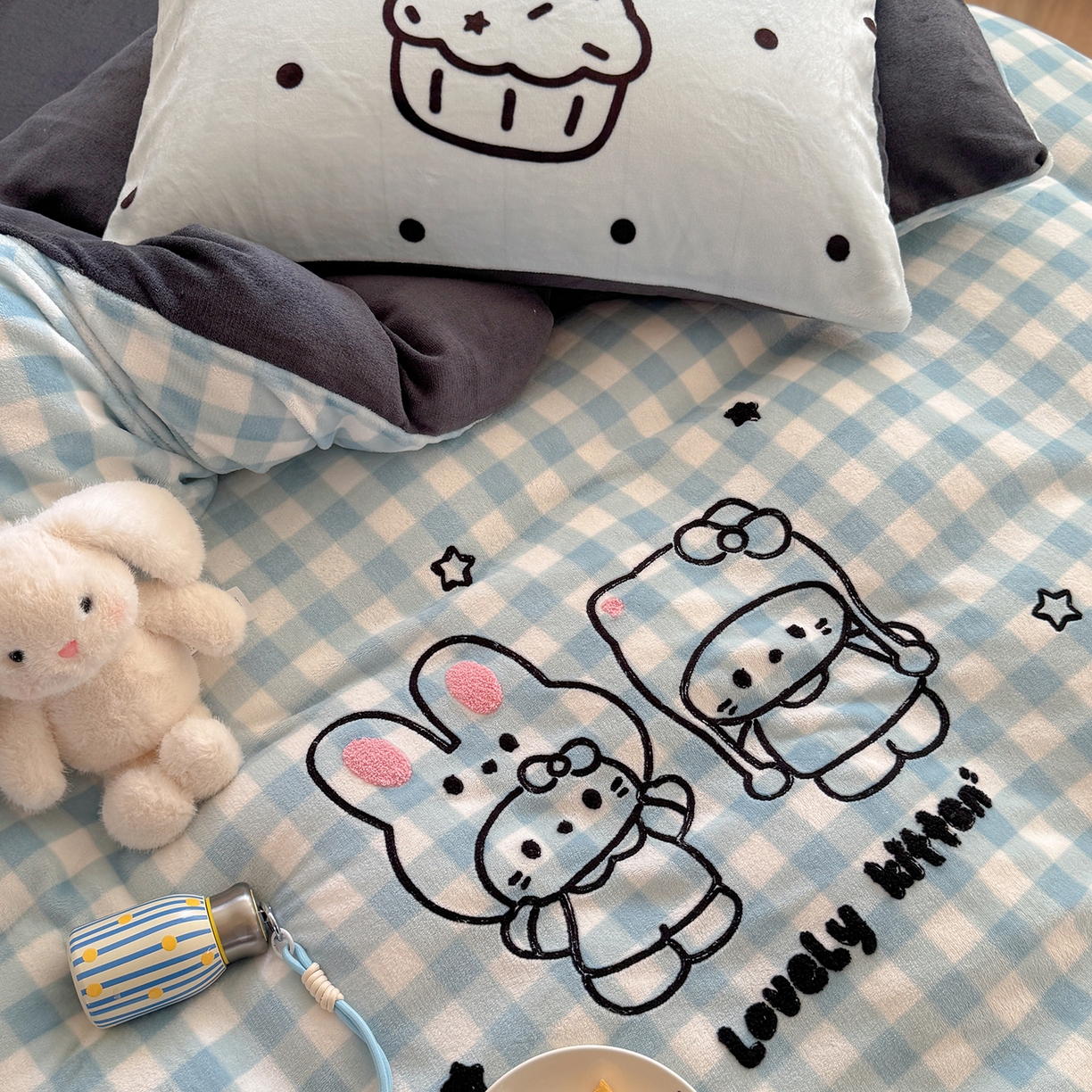 91家纺网 家纺一手货源 找家纺 美乐迪家纺 2025新款牛奶绒卡通绣花四件套 甜蜜伙伴