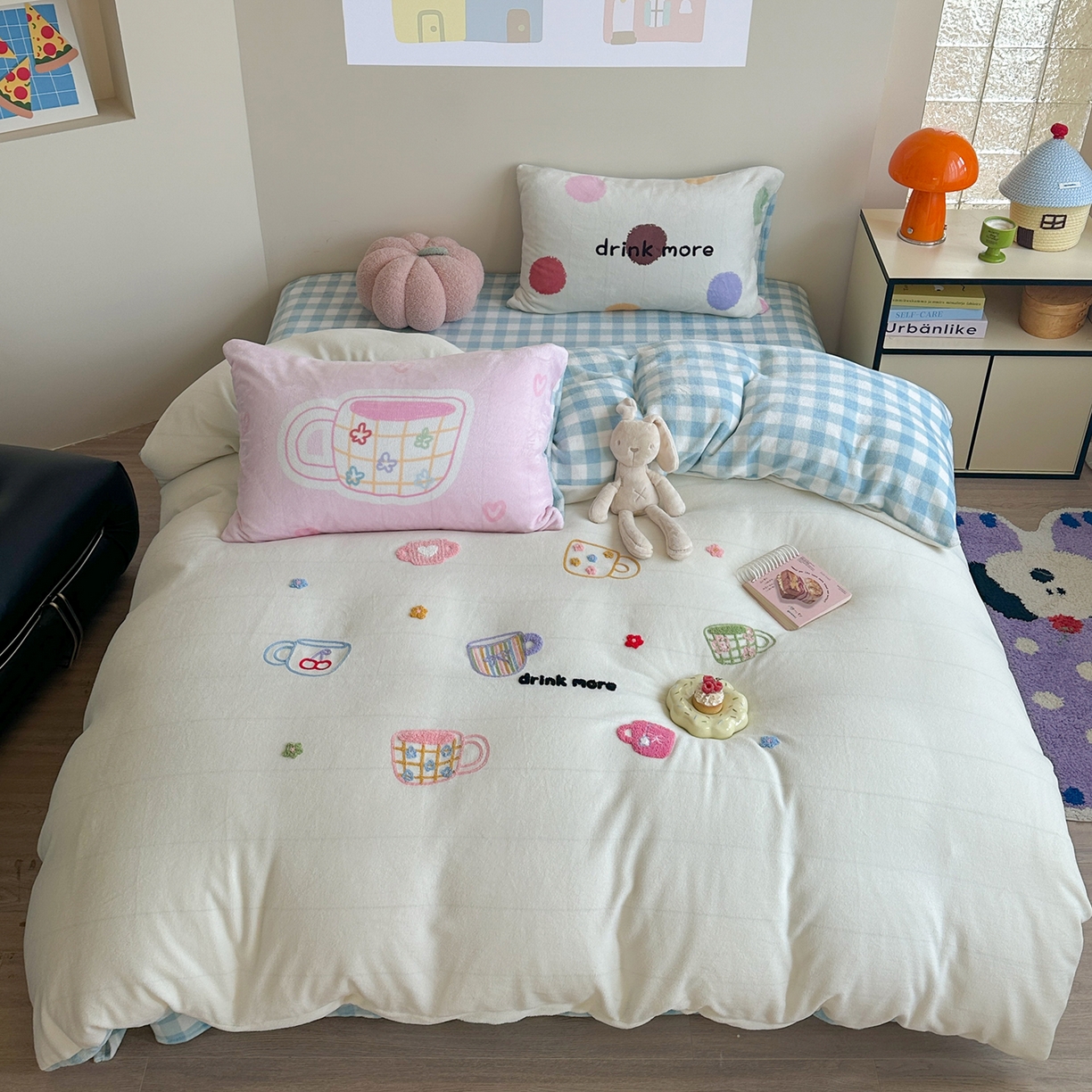 美乐迪家纺 2025新款牛奶绒卡通绣花四件套 彩点杯语