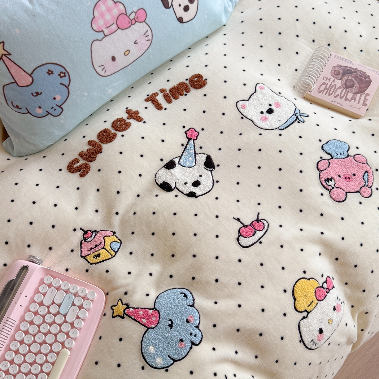 91家纺网 家纺一手货源 找家纺 美乐迪家纺 2025新款牛奶绒卡通绣花四件套 甜趣卡通