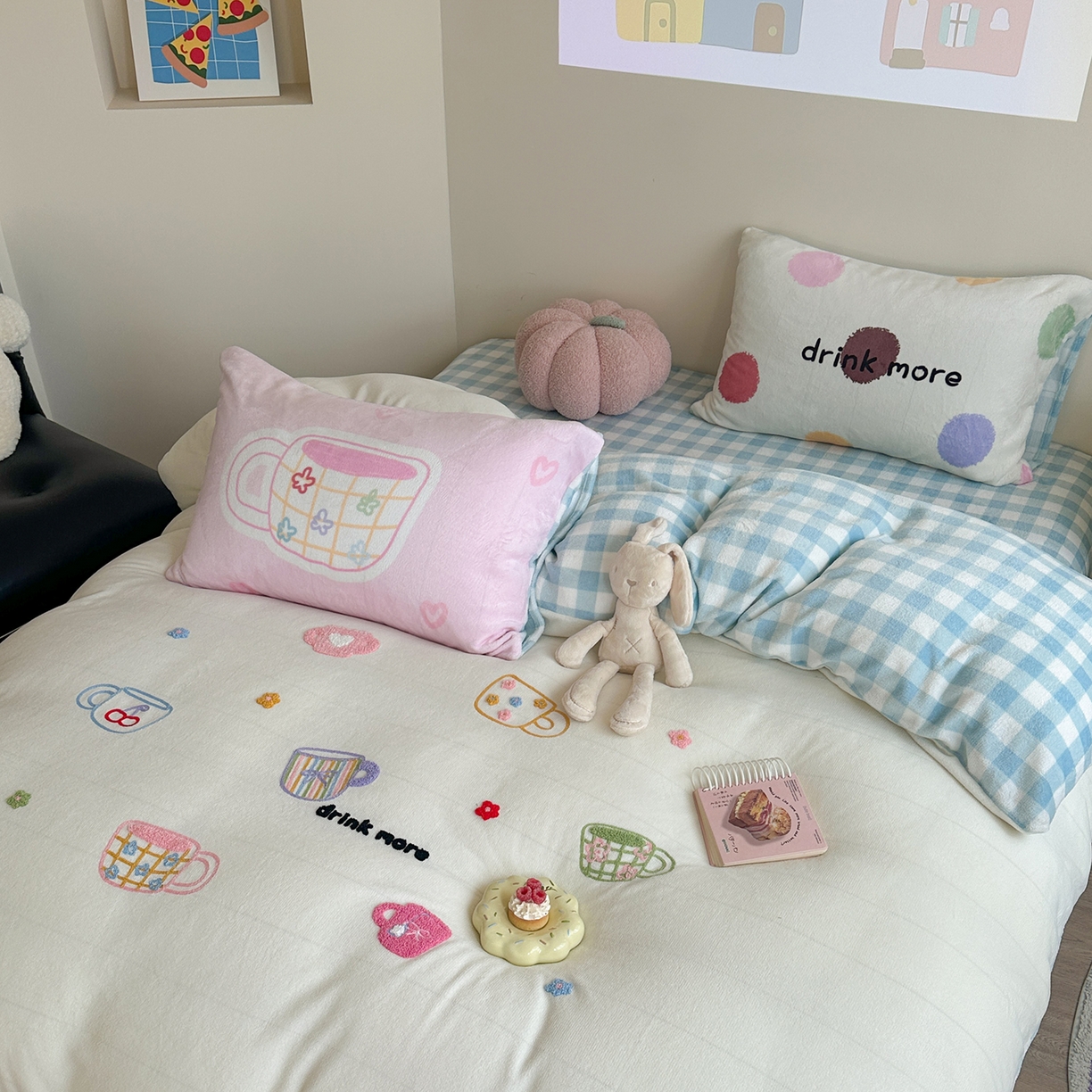 91家纺网 家纺一手货源 找家纺 美乐迪家纺 2025新款牛奶绒卡通绣花四件套 彩点杯语