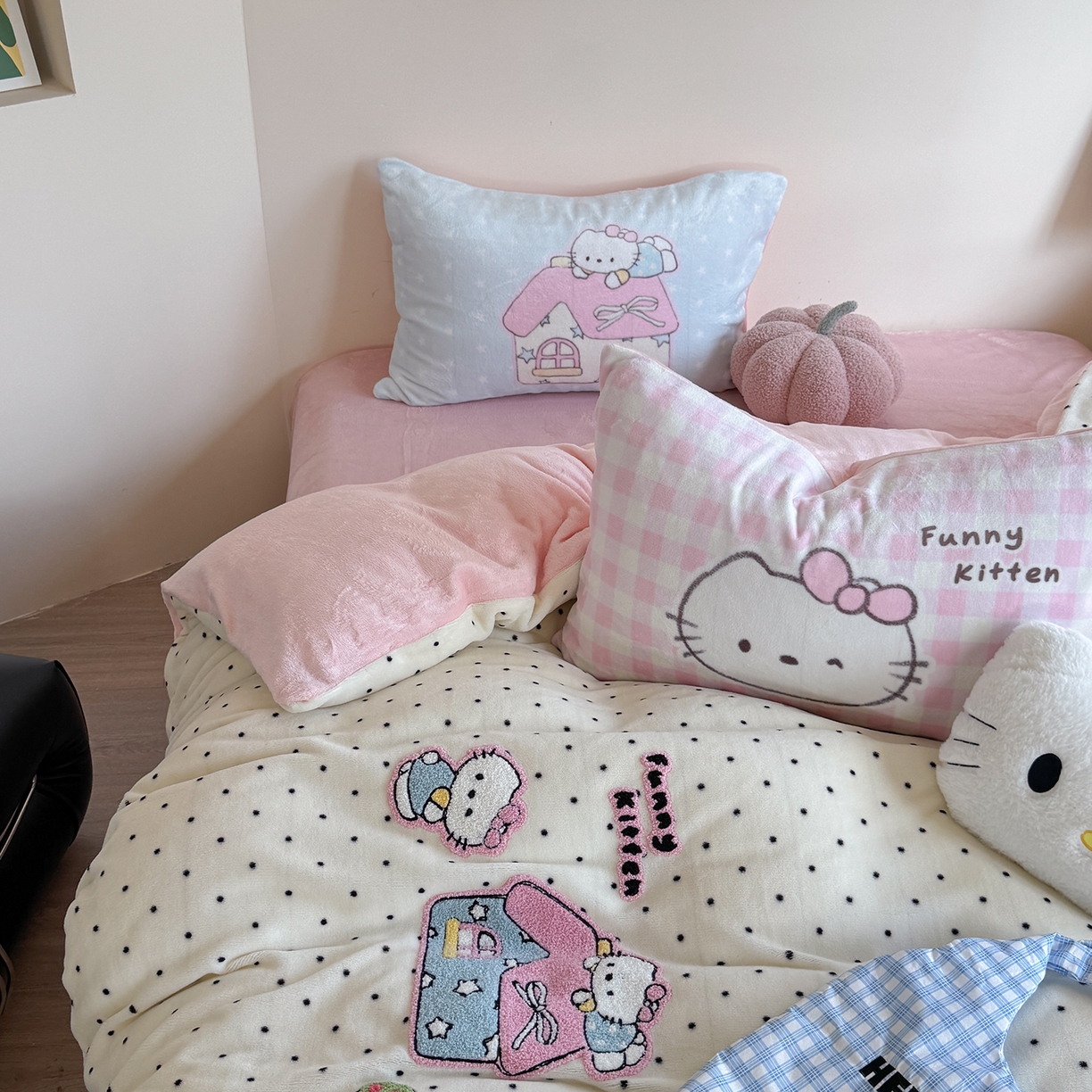 91家纺网 家纺一手货源 找家纺 美乐迪家纺 2025新款牛奶绒卡通绣花四件套 猫咪小屋