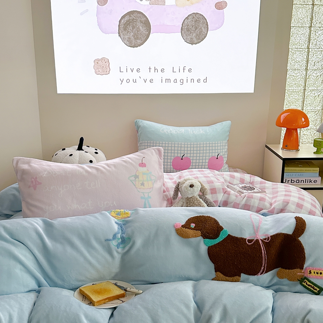 91家纺网 家纺一手货源 找家纺 美乐迪家纺 2025新款牛奶绒卡通绣花四件套 露丝的腊肠狗