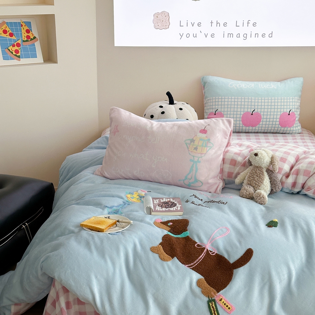 91家纺网 家纺一手货源 找家纺 美乐迪家纺 2025新款牛奶绒卡通绣花四件套 露丝的腊肠狗