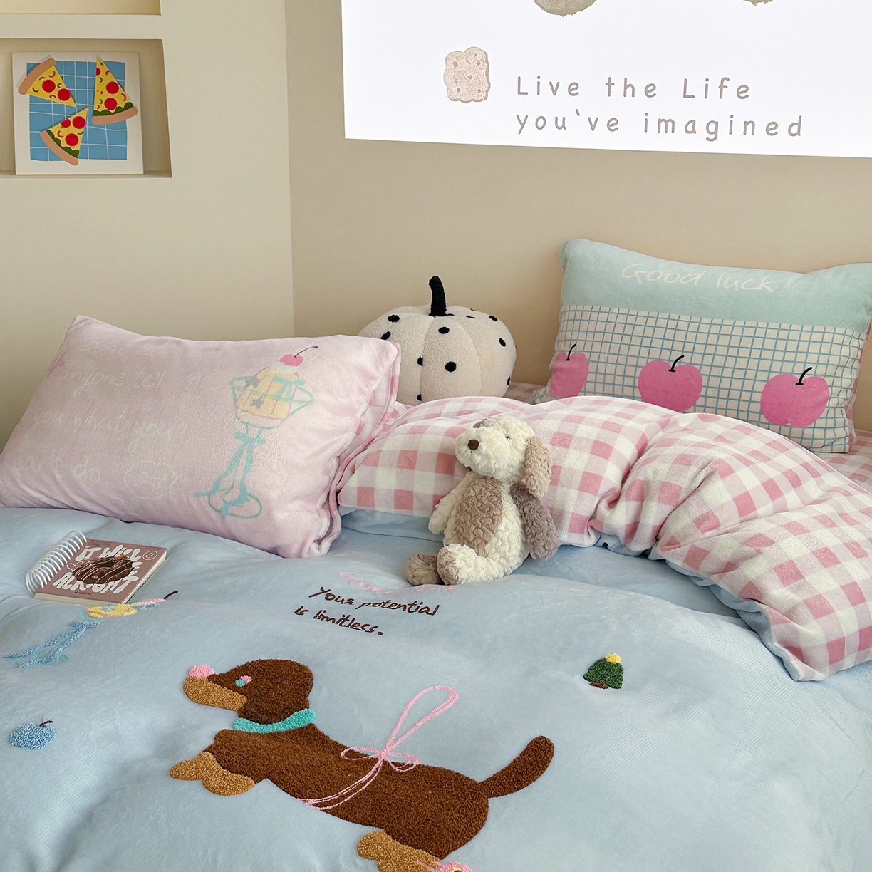 91家纺网 家纺一手货源 找家纺 美乐迪家纺 2025新款牛奶绒卡通绣花四件套 露丝的腊肠狗