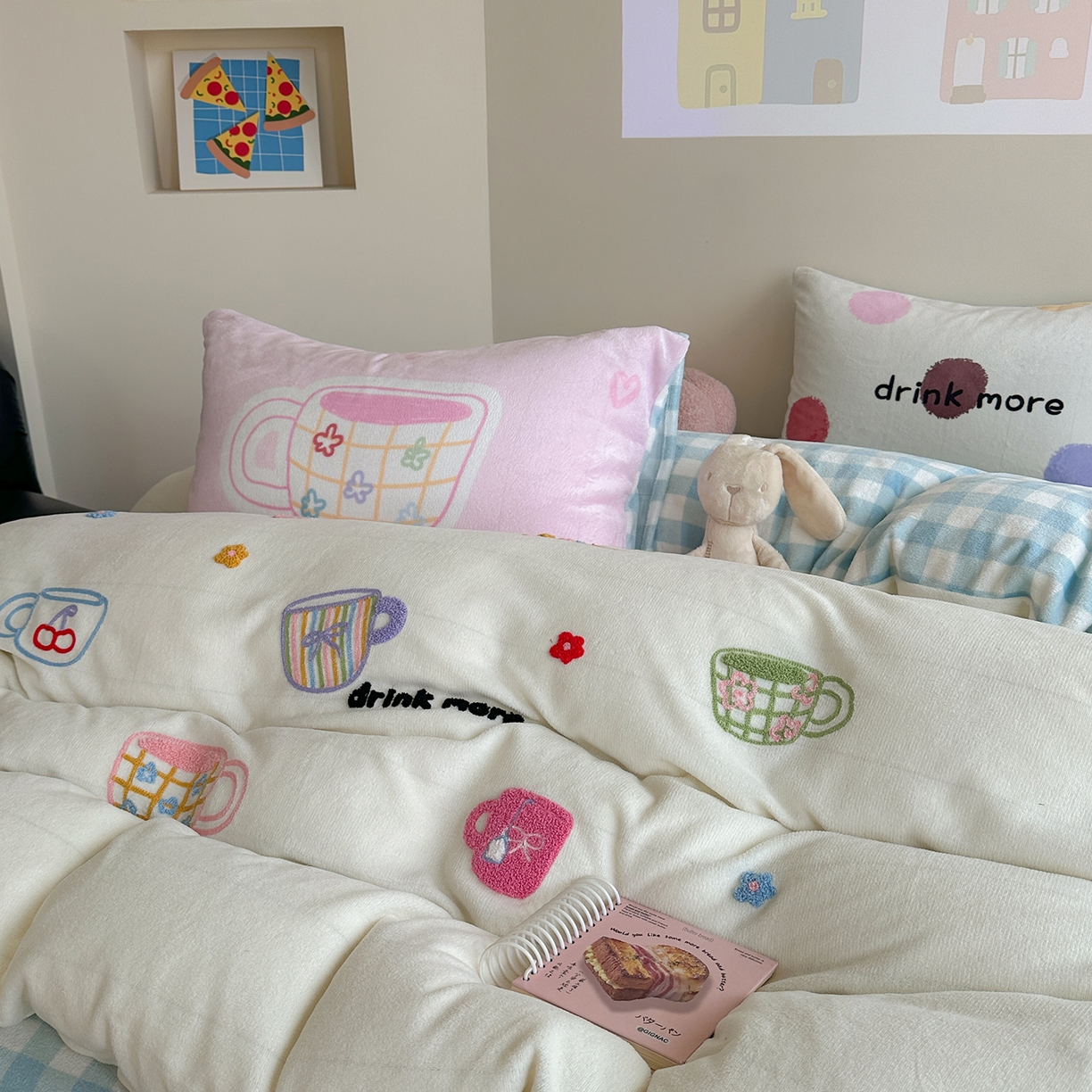 91家纺网 家纺一手货源 找家纺 美乐迪家纺 2025新款牛奶绒卡通绣花四件套 彩点杯语