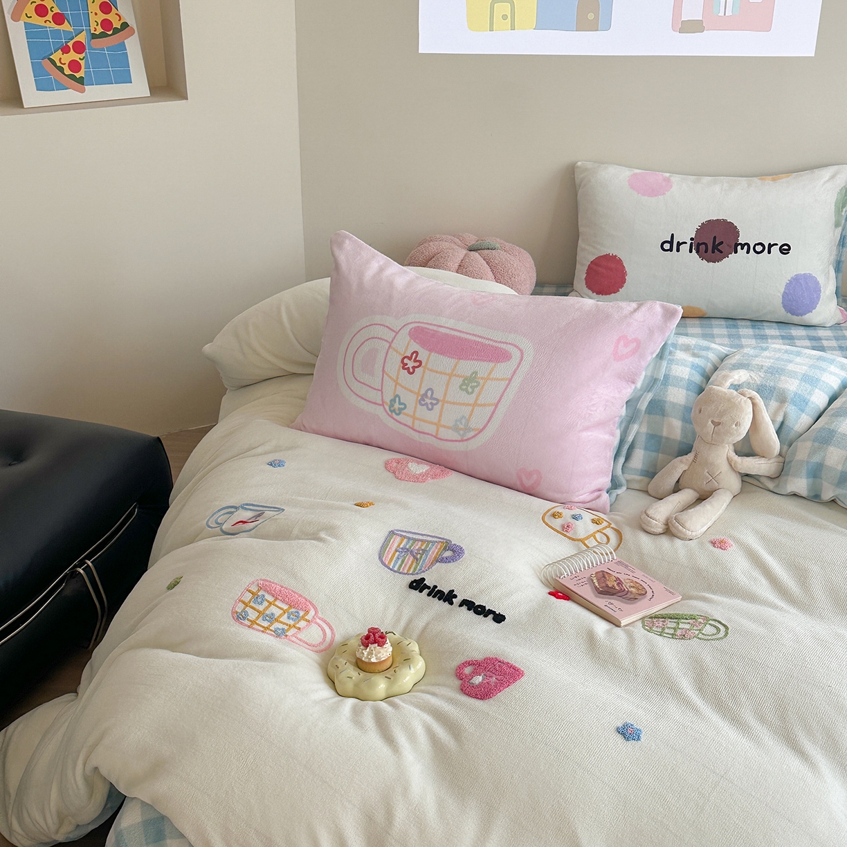 91家纺网 家纺一手货源 找家纺 美乐迪家纺 2025新款牛奶绒卡通绣花四件套 彩点杯语