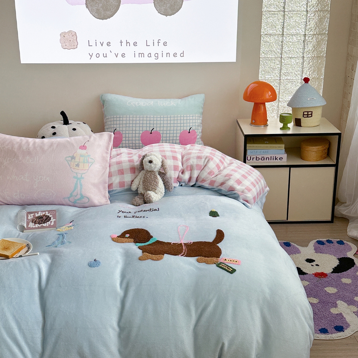 91家纺网 家纺一手货源 找家纺 美乐迪家纺 2025新款牛奶绒卡通绣花四件套 露丝的腊肠狗