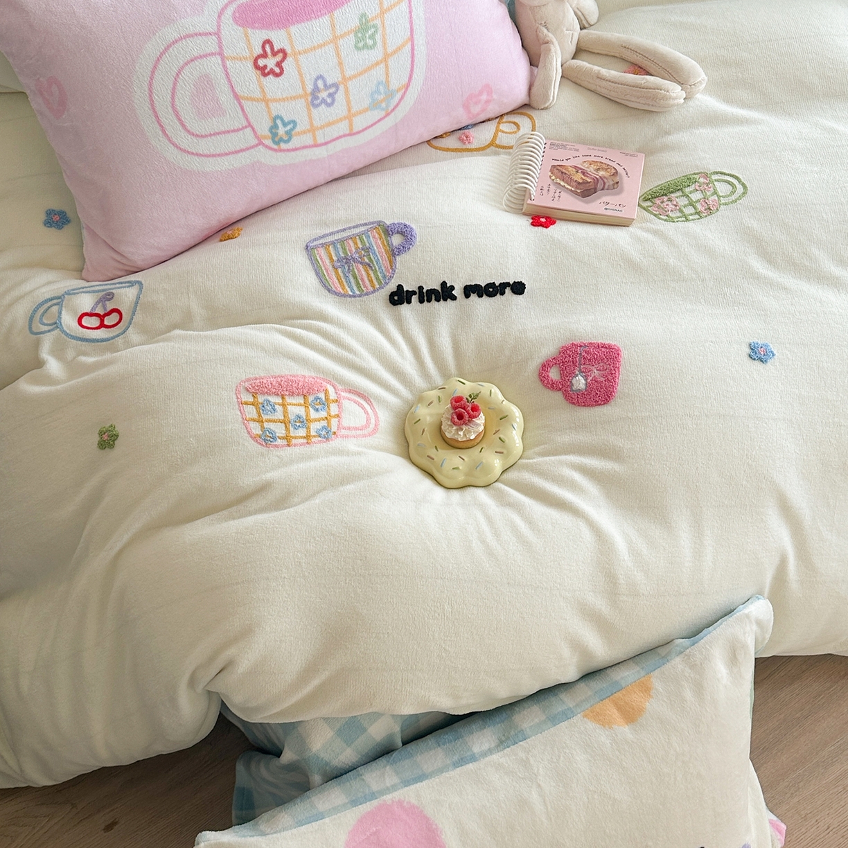 91家纺网 家纺一手货源 找家纺 美乐迪家纺 2025新款牛奶绒卡通绣花四件套 彩点杯语