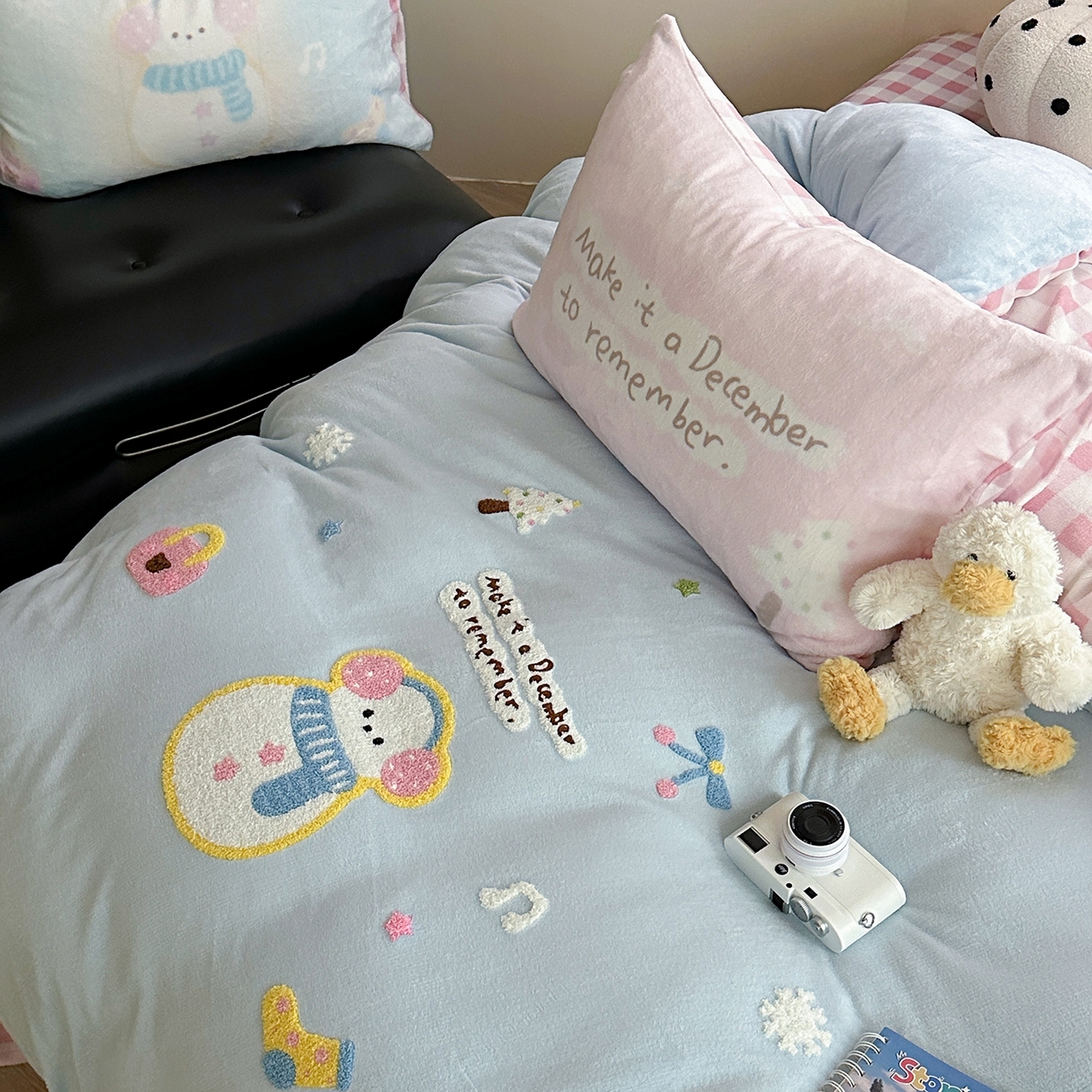 91家纺网 家纺一手货源 找家纺 美乐迪家纺 2025新款牛奶绒卡通绣花四件套 雪人童话