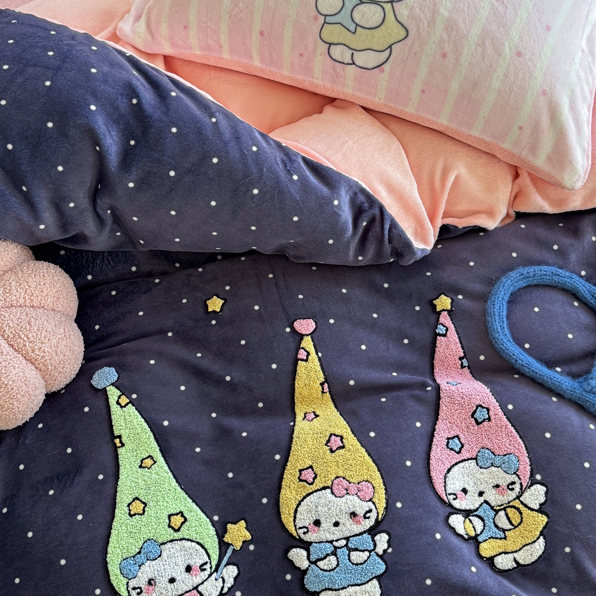 91家纺网 家纺一手货源 找家纺 美乐迪家纺 2025新款牛奶绒卡通绣花四件套 天使猫咪