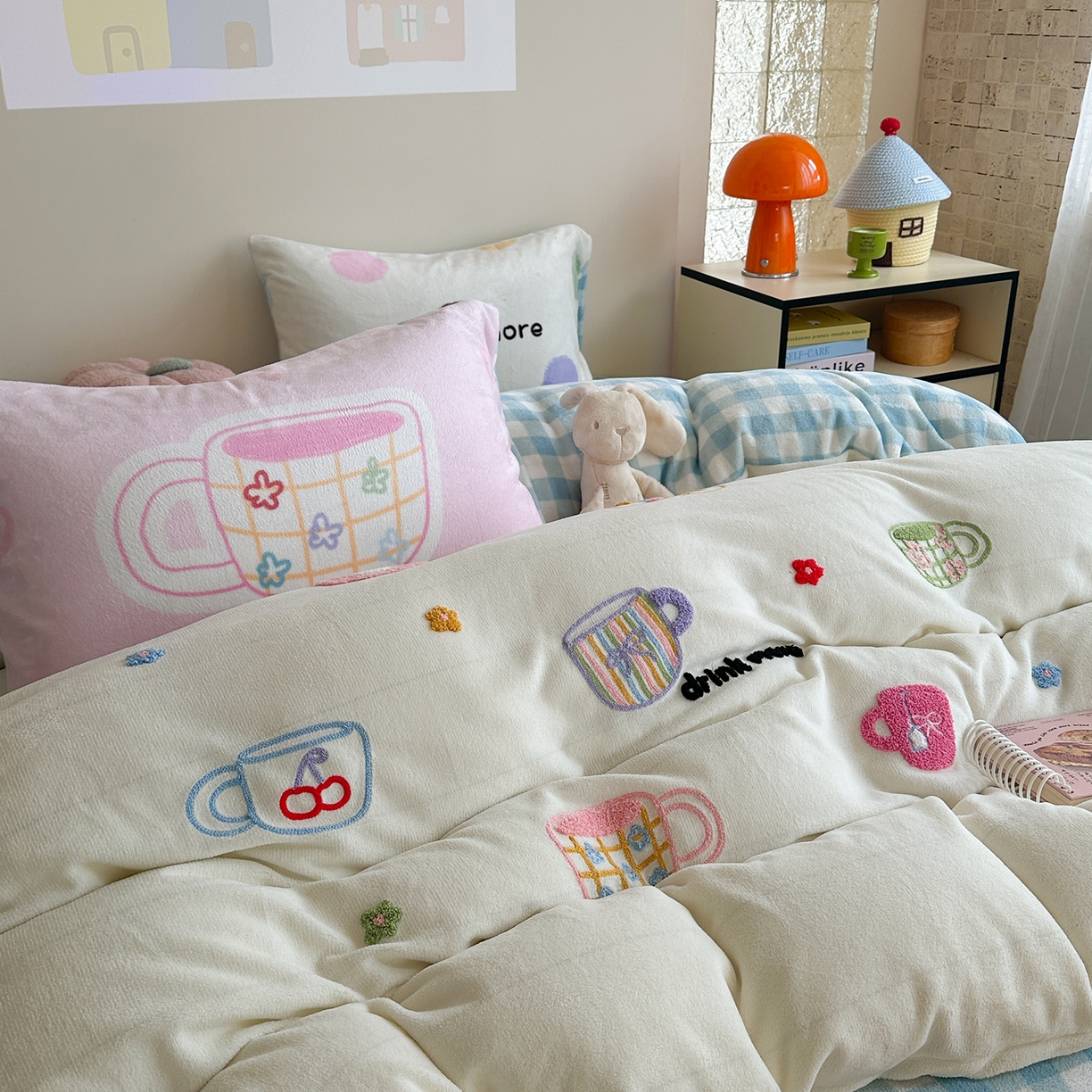 91家纺网 家纺一手货源 找家纺 美乐迪家纺 2025新款牛奶绒卡通绣花四件套 彩点杯语