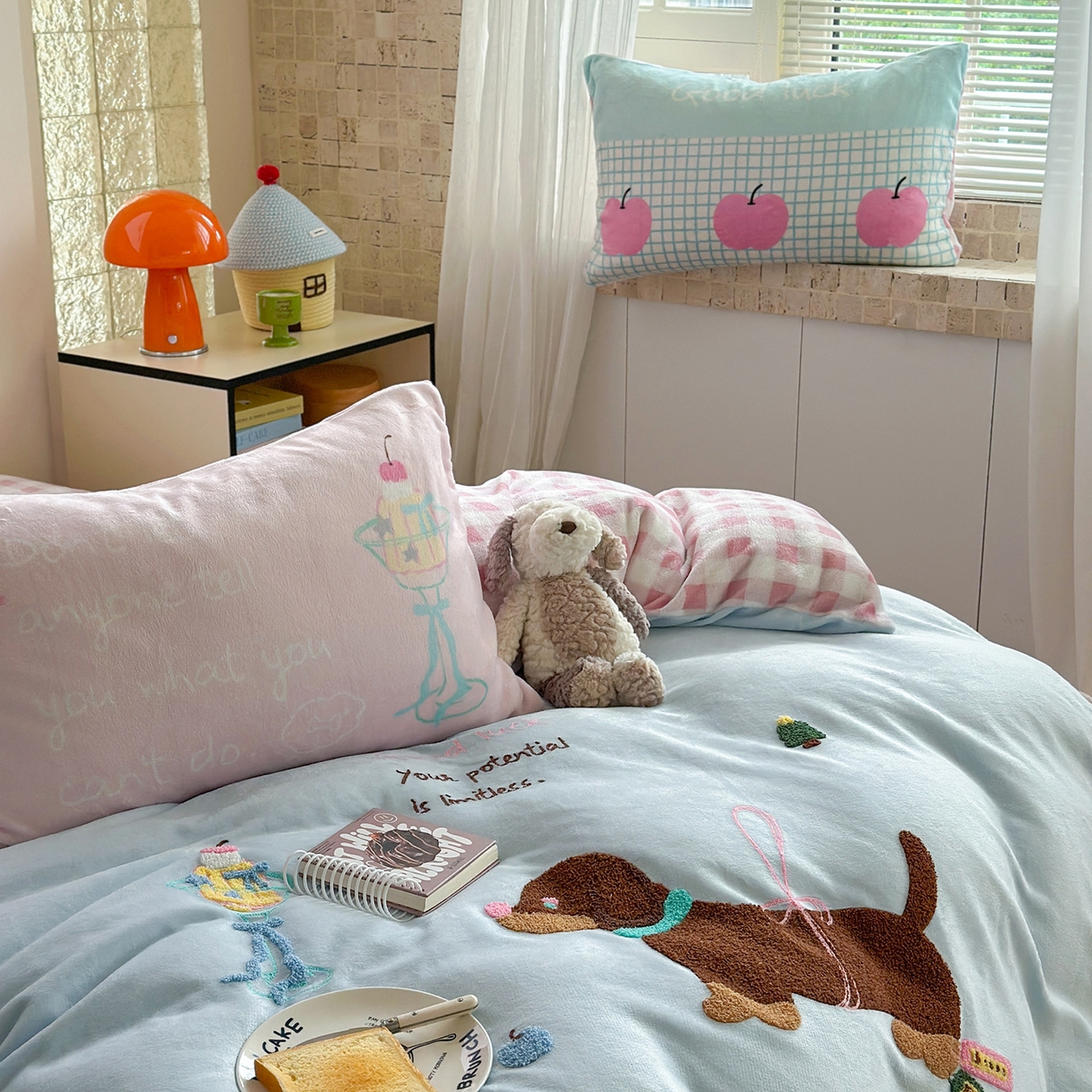 91家纺网 家纺一手货源 找家纺 美乐迪家纺 2025新款牛奶绒卡通绣花四件套 露丝的腊肠狗