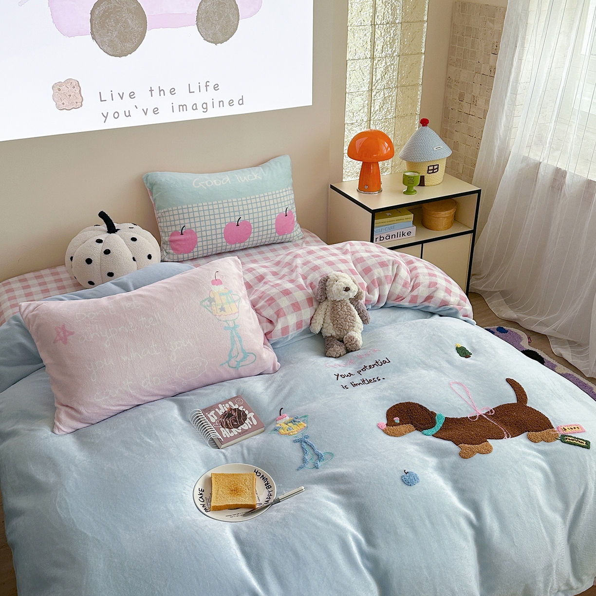 91家纺网 家纺一手货源 找家纺 美乐迪家纺 2025新款牛奶绒卡通绣花四件套 露丝的腊肠狗