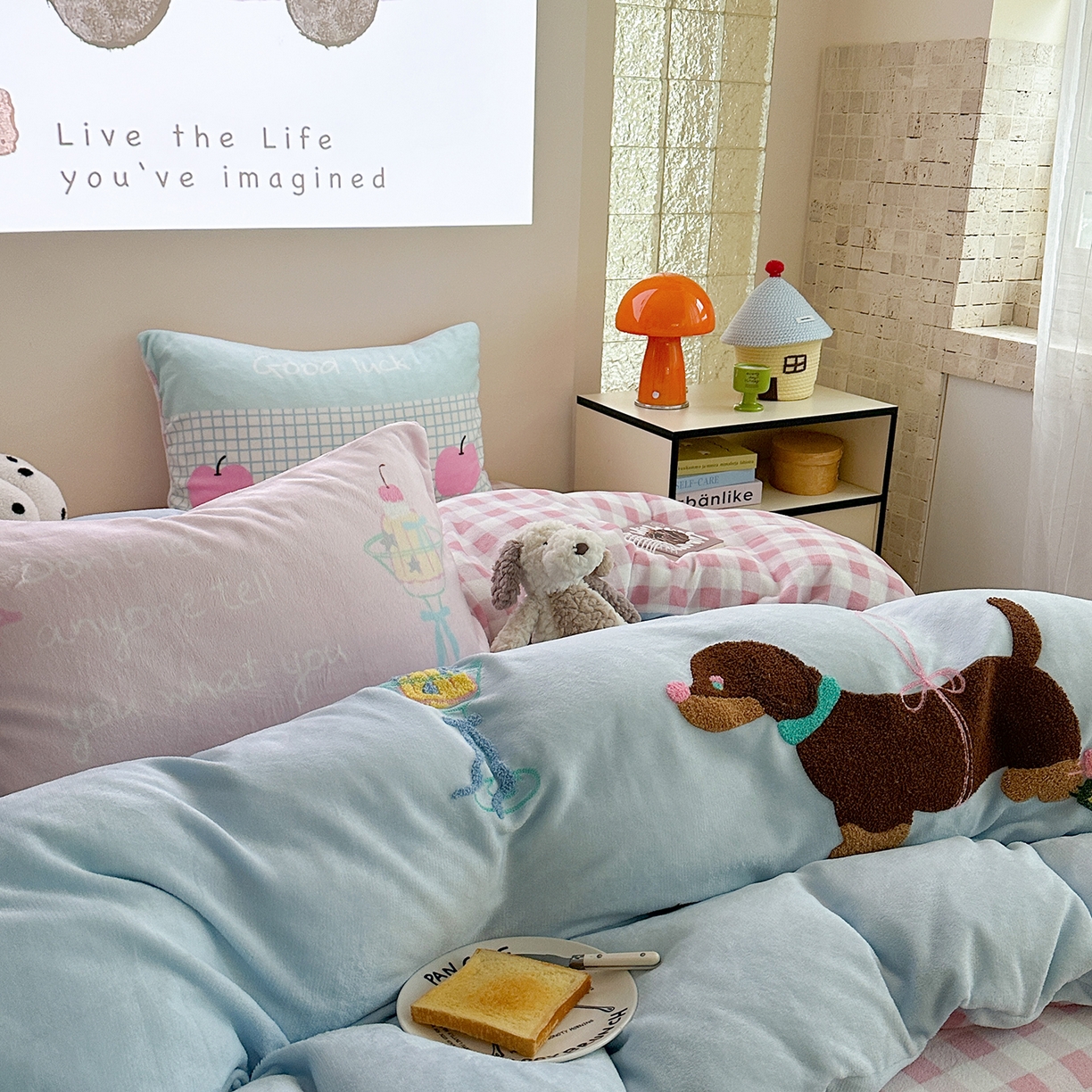 91家纺网 家纺一手货源 找家纺 美乐迪家纺 2025新款牛奶绒卡通绣花四件套 露丝的腊肠狗