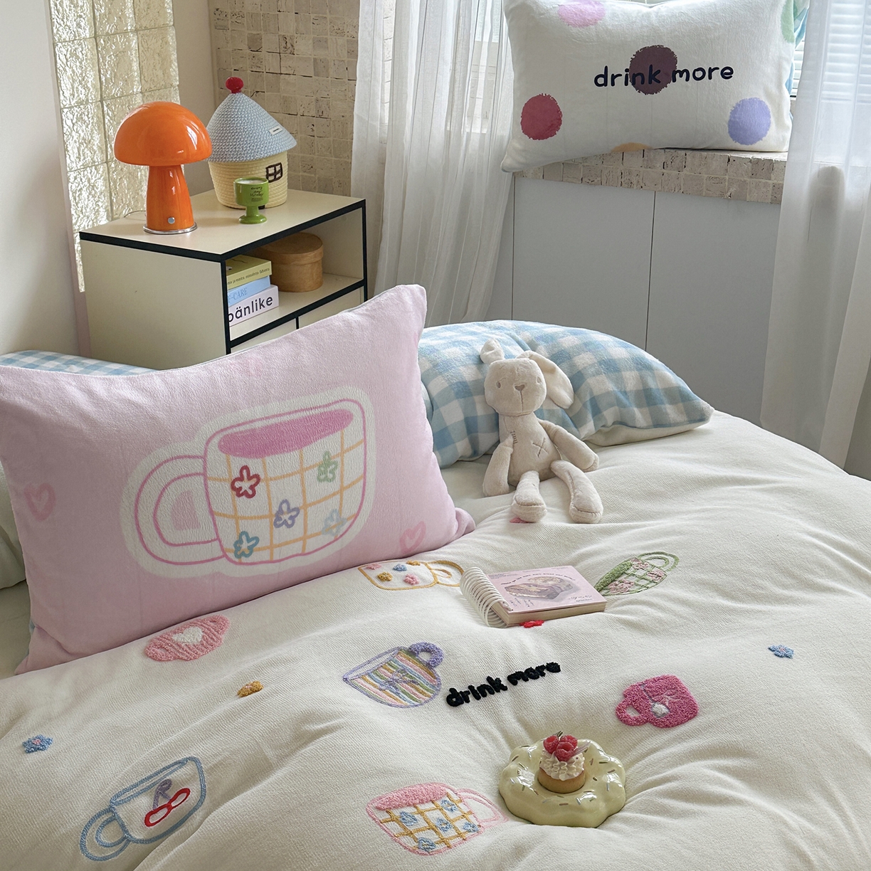 91家纺网 家纺一手货源 找家纺 美乐迪家纺 2025新款牛奶绒卡通绣花四件套 彩点杯语