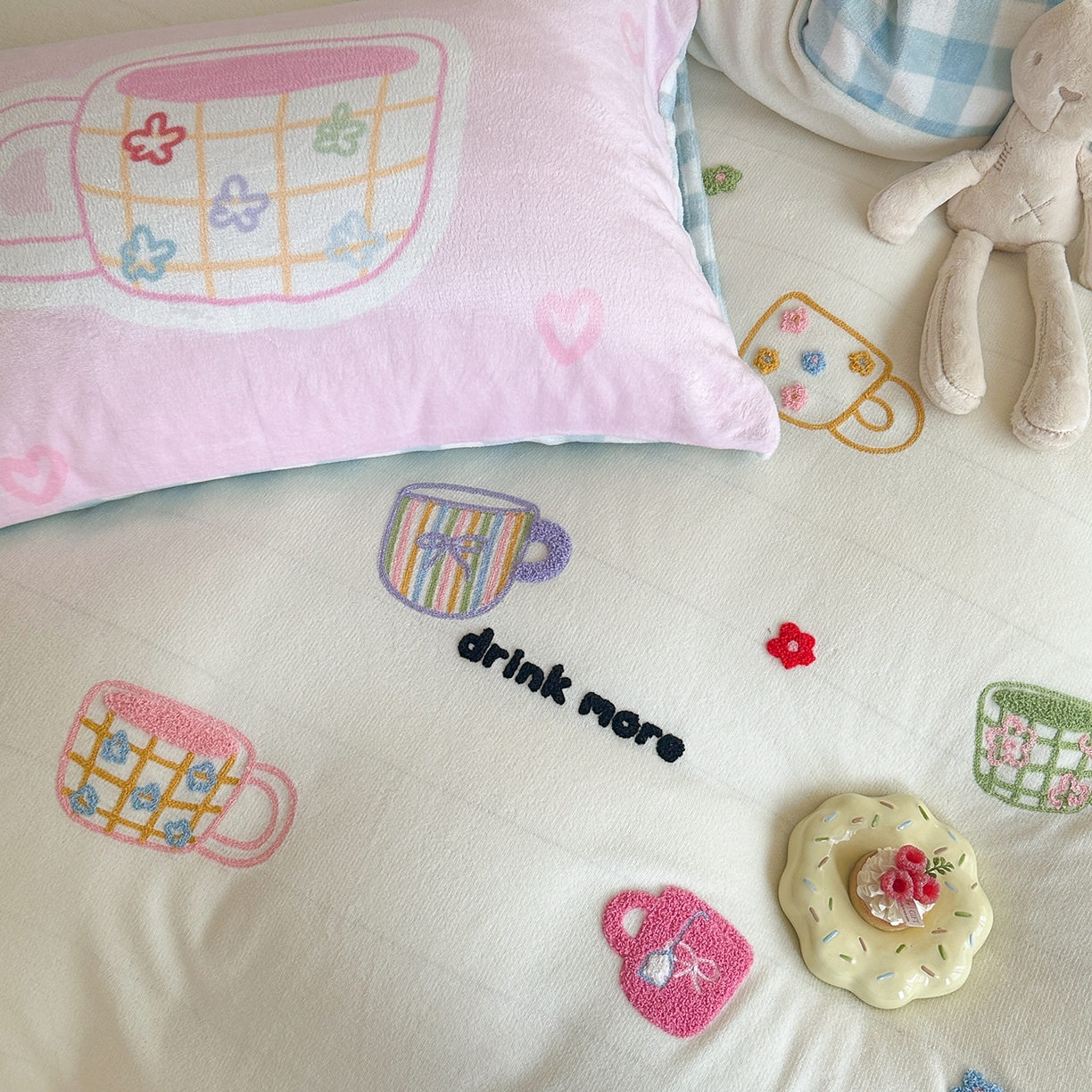 91家纺网 家纺一手货源 找家纺 美乐迪家纺 2025新款牛奶绒卡通绣花四件套 彩点杯语