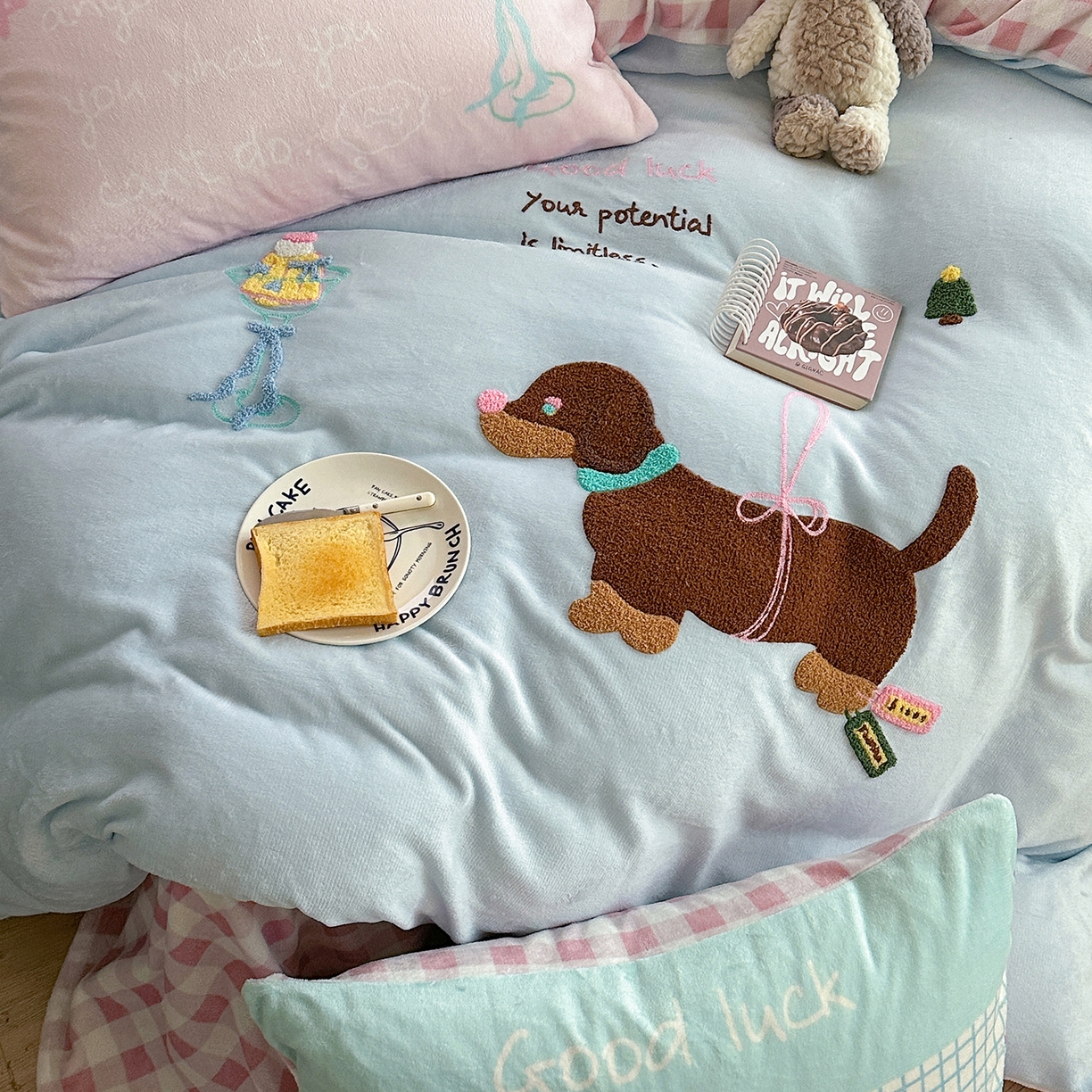 91家纺网 家纺一手货源 找家纺 美乐迪家纺 2025新款牛奶绒卡通绣花四件套 露丝的腊肠狗