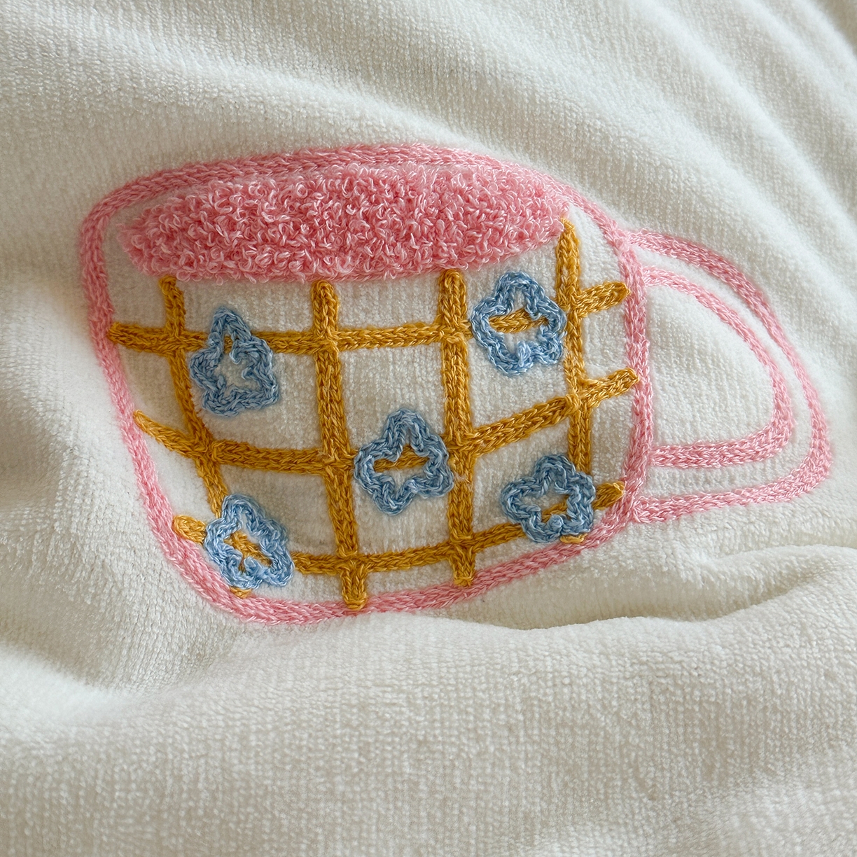 91家纺网 家纺一手货源 找家纺 美乐迪家纺 2025新款牛奶绒卡通绣花四件套 彩点杯语