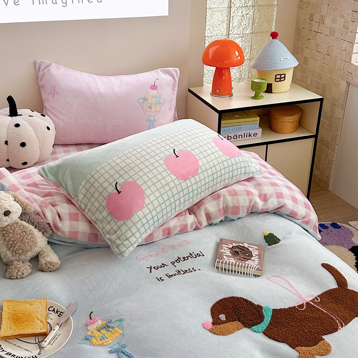 91家纺网 家纺一手货源 找家纺 美乐迪家纺 2025新款牛奶绒卡通绣花四件套 露丝的腊肠狗