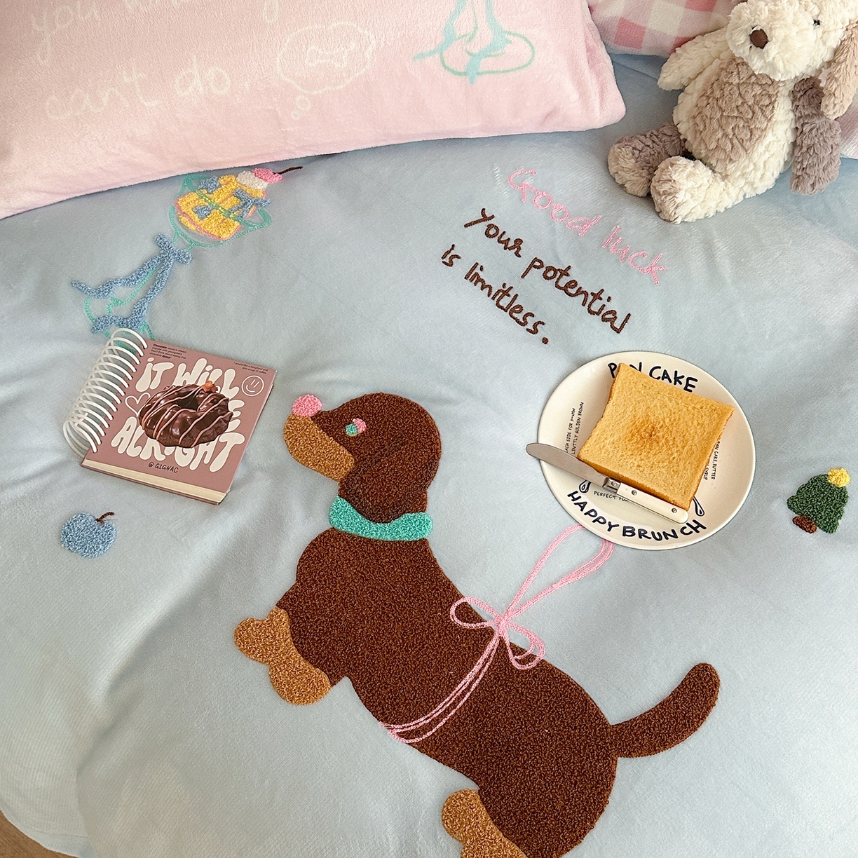 91家纺网 家纺一手货源 找家纺 美乐迪家纺 2025新款牛奶绒卡通绣花四件套 露丝的腊肠狗