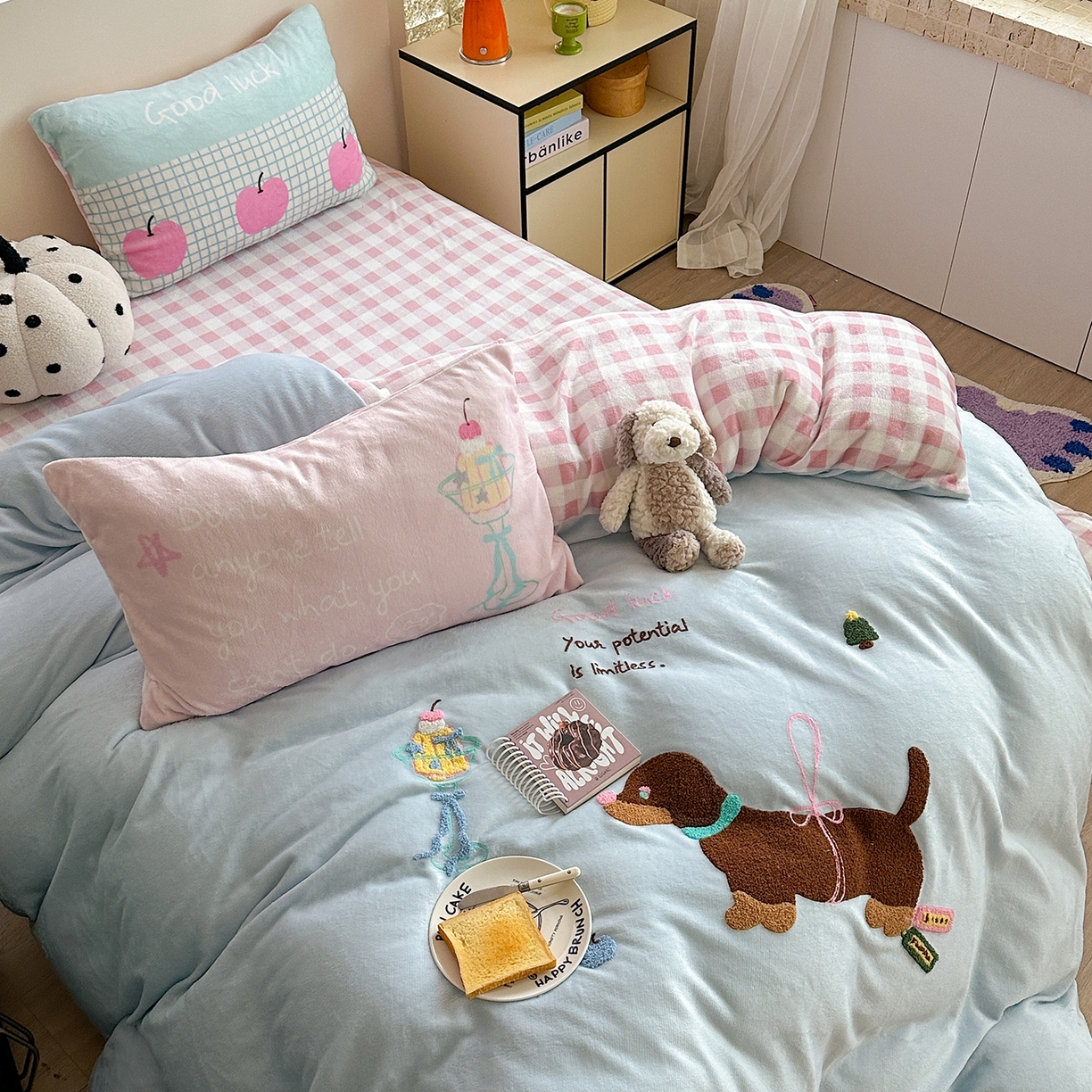 91家纺网 家纺一手货源 找家纺 美乐迪家纺 2025新款牛奶绒卡通绣花四件套 露丝的腊肠狗