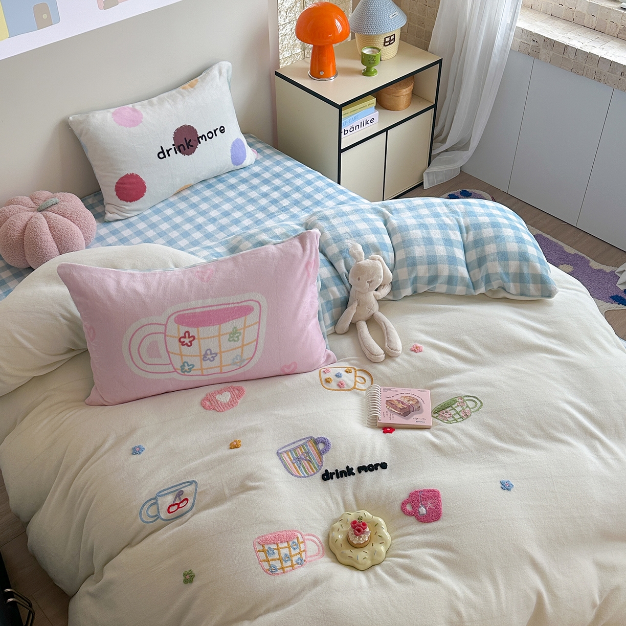 91家纺网 家纺一手货源 找家纺 美乐迪家纺 2025新款牛奶绒卡通绣花四件套 彩点杯语