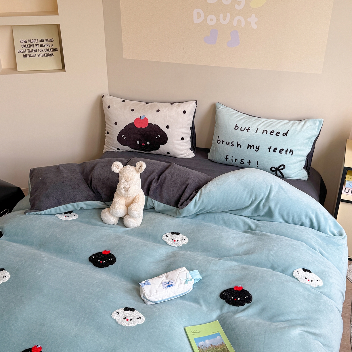 91家纺网 家纺一手货源 找家纺 美乐迪家纺 2025新款牛奶绒卡通绣花四件套 狗狗物语