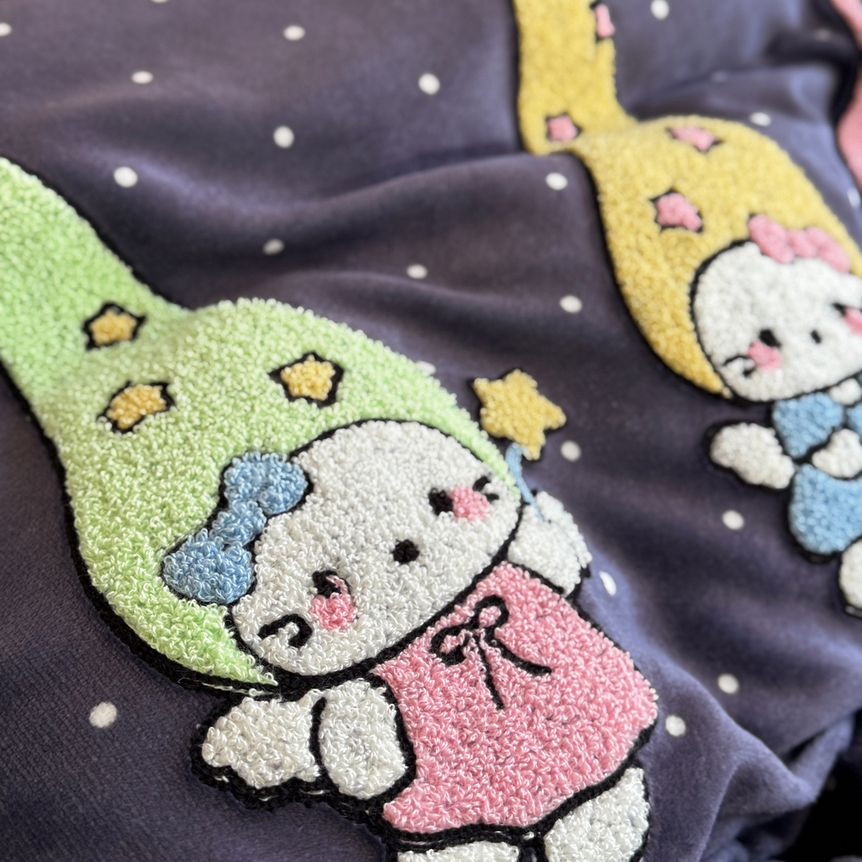 91家纺网 家纺一手货源 找家纺 美乐迪家纺 2025新款牛奶绒卡通绣花四件套 天使猫咪