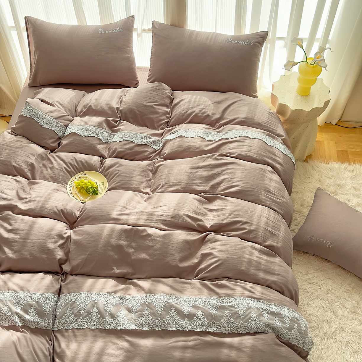 91家纺网 家纺一手货源 找家纺 灿哈 2025新款烫钻蕾丝花边水洗棉四件套 卡其咖