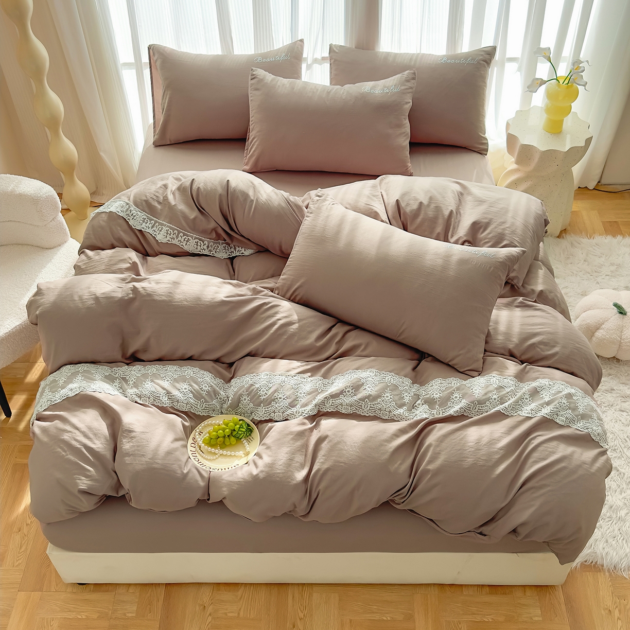 91家纺网 家纺一手货源 找家纺 灿哈 2025新款烫钻蕾丝花边水洗棉四件套 卡其咖